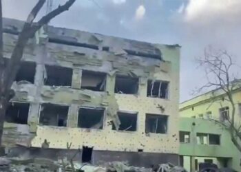 Al menos 17 adultos heridos en bombardeo a hospital pediátrico en Ucrania