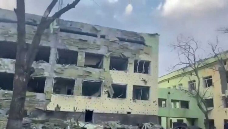 Al menos 17 adultos heridos en bombardeo a hospital pediátrico en Ucrania