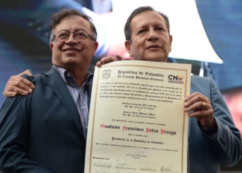Petro recibe credencial como próximo presidente de Colombia
