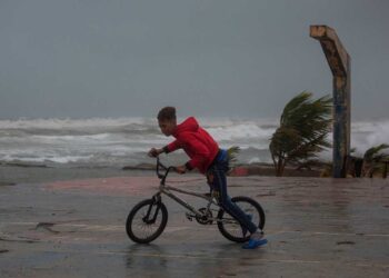 Huracán Fiona se fortalece y avanza a las Bermudas