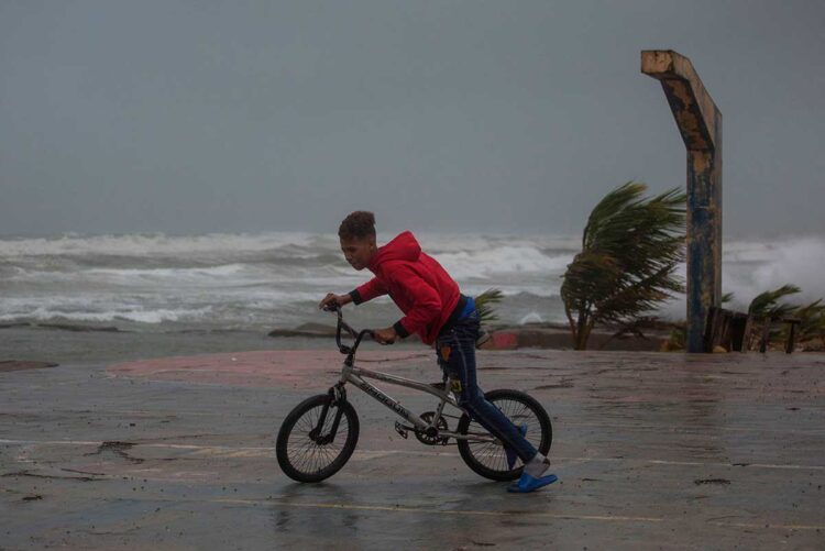 Huracán Fiona se fortalece y avanza a las Bermudas