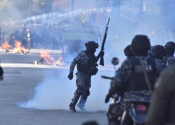 Policía y cocaleros de Adepcoca se enfrentan en Villa El Carmen por el mercado paralelo de la coca