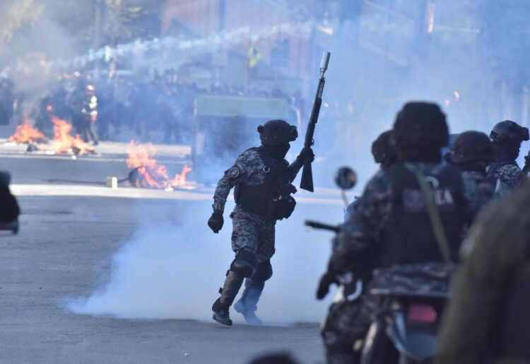 Policía y cocaleros de Adepcoca se enfrentan en Villa El Carmen por el mercado paralelo de la coca