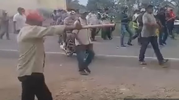 Al menos cuatro heridos deja enfrentamiento en Guarayos por desbloqueo de ruta