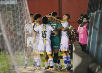 Rosario Central del ‘Apache’ Tevez golea y sube en la Liga argentina