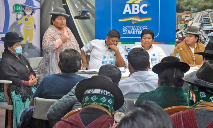 El bloqueo a Desaguadero persiste, el diálogo no llega a acuerdos y llaman ‘ingenuo’ al gobernador Quispe