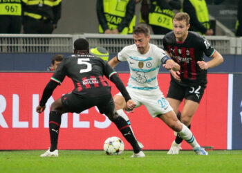 Chelsea conquista San Siro ante un Milan con 10 y se pone líder del grupo E