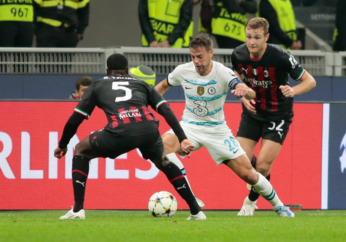 Chelsea conquista San Siro ante un Milan con 10 y se pone líder del grupo E