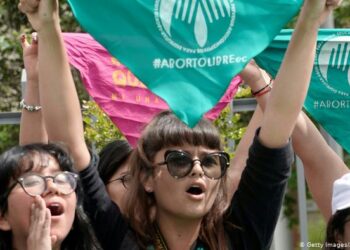 Congreso de Ecuador reglamenta acceso al aborto en caso de violación