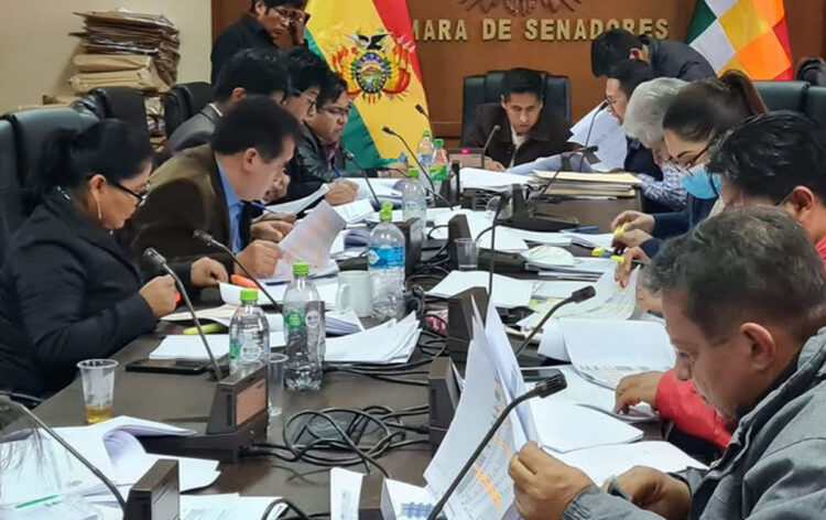 Habilitan a 72 postulantes para Defensor del Pueblo, hay 34 abogados y 16 egresados o estudiantes