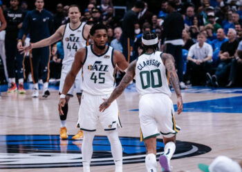 Los Jazz vencen a unos Mavericks sin Doncic en arranque de los playoffs de la NBA