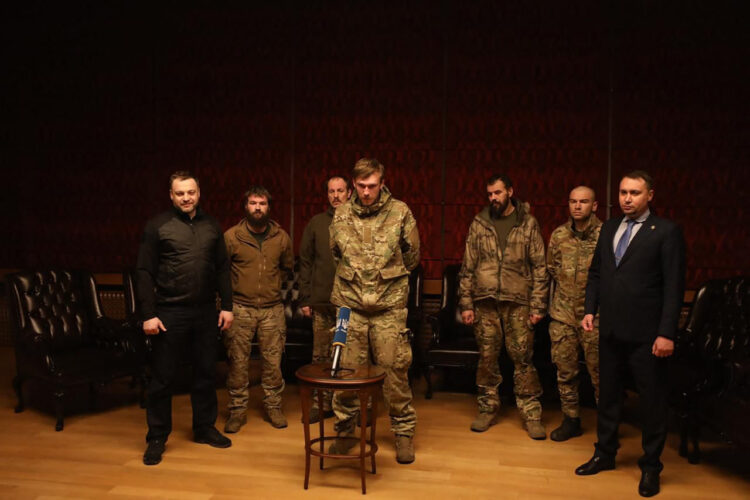 Kiev intercambia 215 prisioneros ucranianos por el oligarca prorruso Viktor Medvedchuk