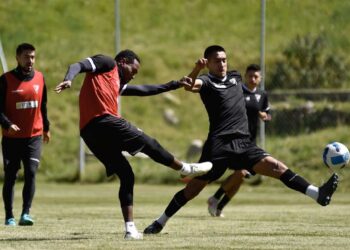 Always enfrenta a Blooming en procura de la remontada