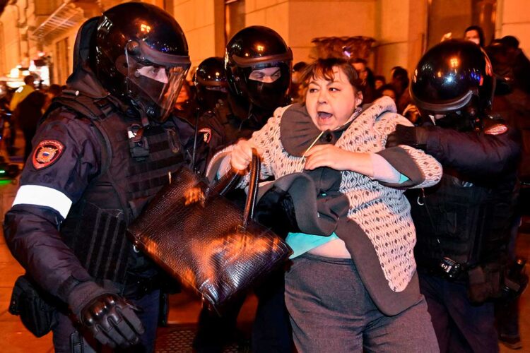 Los manifestantes rusos detenidos eligen entre ir al frente o a la cárcel