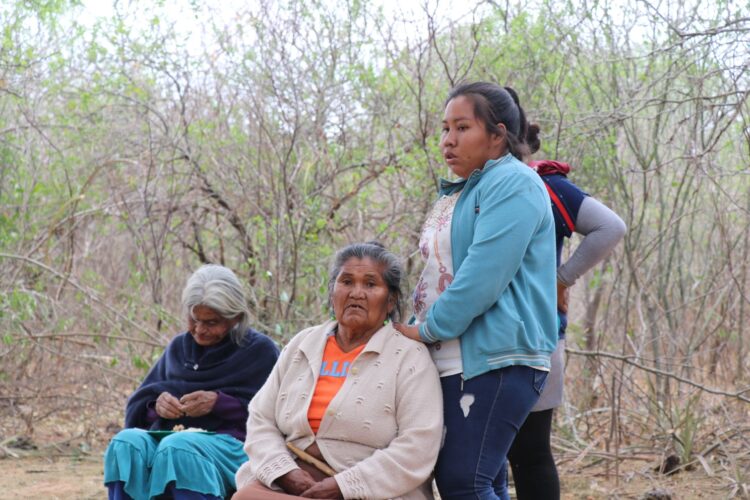 Abuela, madre y nietas del pueblo Guaraní. Foto: Ministerio de Trabajo.