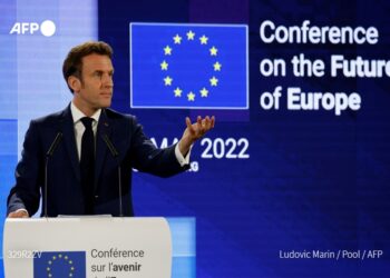 El presidente de Francia se dice favorable a revisión de tratados de la UE
