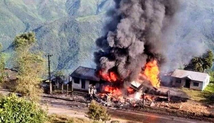 Cinco muertos en choque de autotanque de combustible contra viviendas en Ecuador