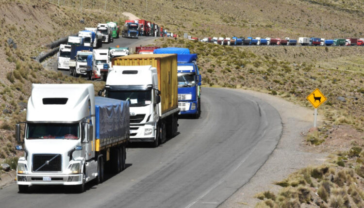 El Gobierno pide a empresas relevar a choferes en cuarentena en la frontera con Chile