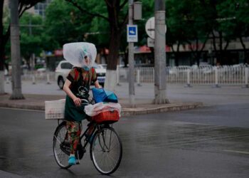 China ordena confinamiento de 1,7 millones de personas por rebrote de COVID-19
