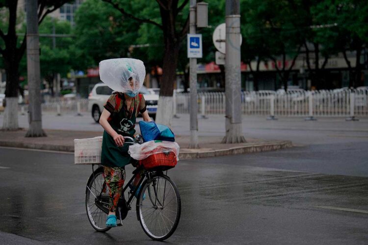 China ordena confinamiento de 1,7 millones de personas por rebrote de COVID-19
