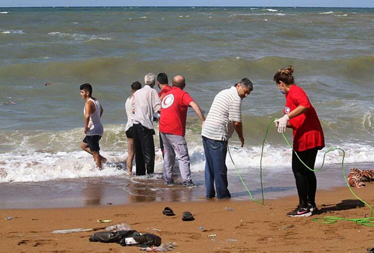 Al menos 73 migrantes muertos tras naufragio frente a Siria de barco que zarpó de Líbano