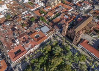 CENTRO. La plaza 24 de Septiembre es el epicentro de la ciudad cruceña, la manzana 0.