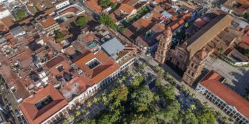 CENTRO. La plaza 24 de Septiembre es el epicentro de la ciudad cruceña, la manzana 0.