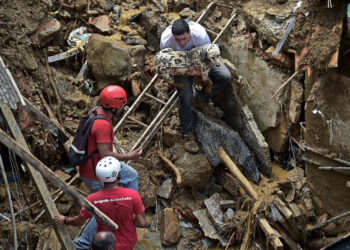 Intensa búsqueda de desaparecidos en Petrópolis por temporal que dejó más de 100 muertos