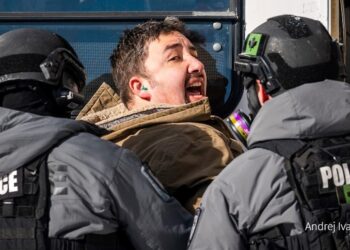 Policía de Canadá interviene protesta en Ottawa y detiene a 70 manifestantes