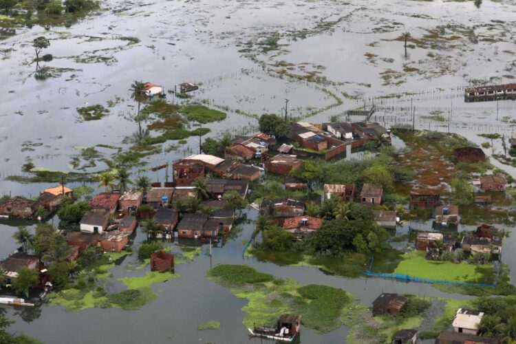 Sube a 100 el número de muertos tras lluvias en noreste de Brasil