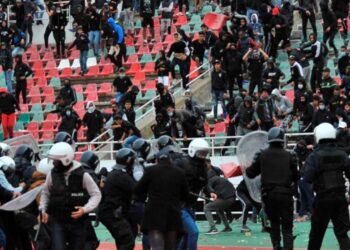 Heridos y 160 detenciones en incidentes violentos en partido de fútbol en Marruecos