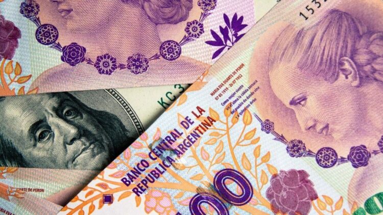 Moneda argentina se hunde en el mercado negro