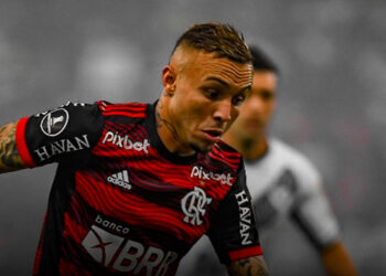 Flamengo alcanza una nueva final de Libertadores al rematar 2-1 a Vélez Sarsfield