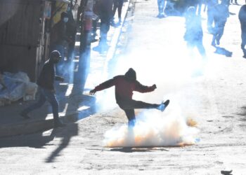 Con dinamitas y gases se enfrentan policías y cocaleros por mercado paralelo en tercer día de movilizaciones