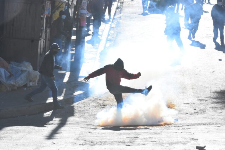 Con dinamitas y gases se enfrentan policías y cocaleros por mercado paralelo en tercer día de movilizaciones