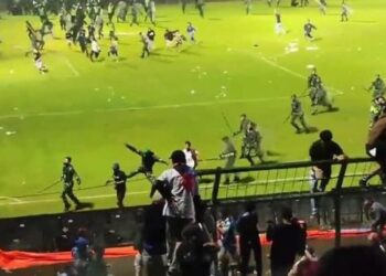Al menos 127 muertos por violencia en partido de fútbol en Indonesia