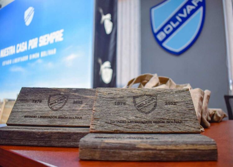 Regalan trozos de tablones del Libertador a los socios de Bolívar