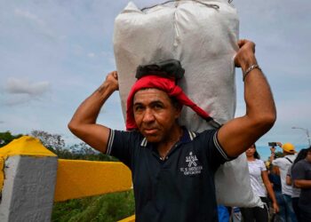 Venezuela y Colombia reabren este lunes su frontera