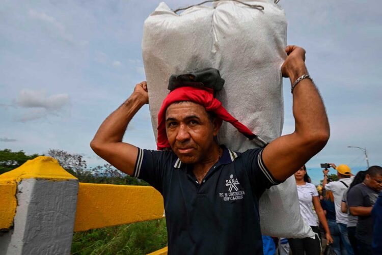 Venezuela y Colombia reabren este lunes su frontera