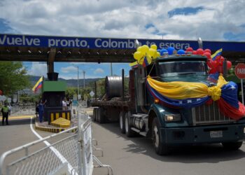 Venezuela y Colombia reabren frontera cerrada desde 2015