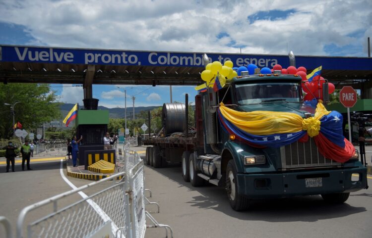 Venezuela y Colombia reabren frontera cerrada desde 2015