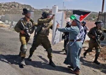 Fuerzas militares reprimen a civiles. Foto: AFP