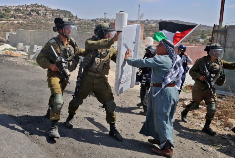 Fuerzas militares reprimen a civiles. Foto: AFP