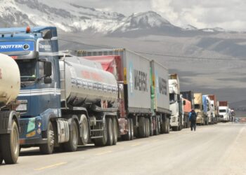 Más de 1.000 camiones parados en frontera con Chile, llegan a preacuerdo para agilizar control anti COVID-19