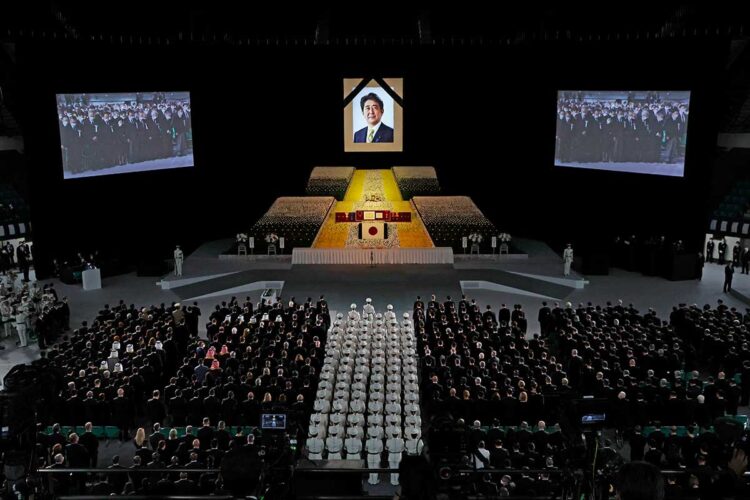 Japón despide a asesinado exlíder Abe con polémico funeral