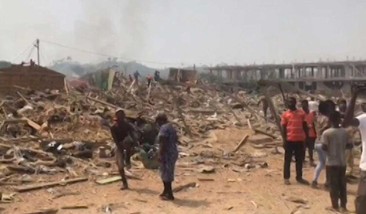 Al menos 17 muertos y 59 heridos en accidente de un camión con explosivos en Ghana