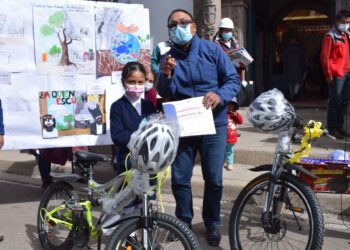 Ferroviaria Andina entrega bicicletas, patinetas, equipos de jardinería a ganadores del concurso ‘Protege a la Madre Tierra’ en Potosí