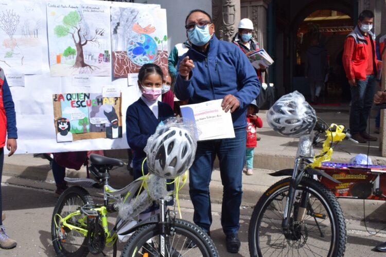 Ferroviaria Andina entrega bicicletas, patinetas, equipos de jardinería a ganadores del concurso ‘Protege a la Madre Tierra’ en Potosí