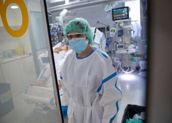 La lucha sin fin contra el covid en un hospital español