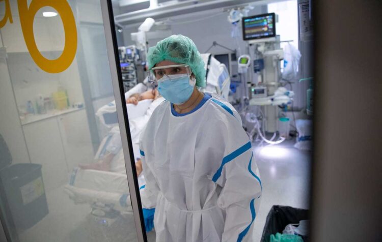 La lucha sin fin contra el covid en un hospital español